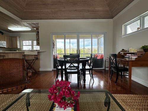 Beautiful, centrally located, short drive to beaches and stores.