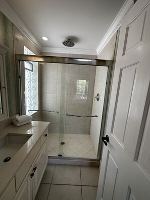 Shower, hair dryer, towels - Beautiful, centrally located, short drive to beaches and stores. (George Town)
