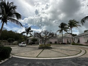 Property grounds - Beautiful, centrally located, short drive to beaches and stores. (George Town)