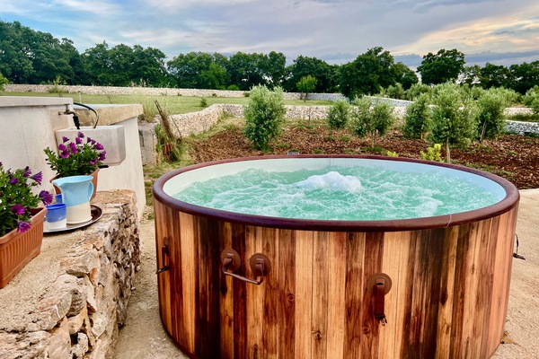 Outdoor spa tub