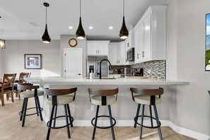 Fridge, microwave, oven, stovetop - The Mother of Pearl- 26 Val (Laguna Vista)
