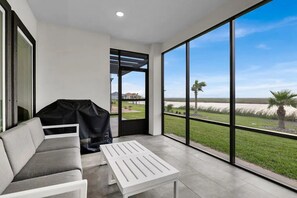 Interior - The Mother of Pearl- 26 Val (Laguna Vista)