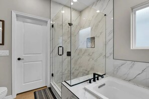 Douche, séchoir à cheveux, serviettes fournies