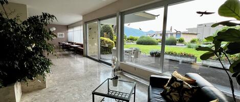 Fernseher, DVD-Player, Tischtennisplatte, Bücher