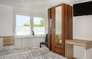 4 bedrooms, travel crib, free WiFi, bed sheets