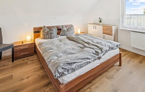 4 bedrooms, travel crib, free WiFi, bed sheets