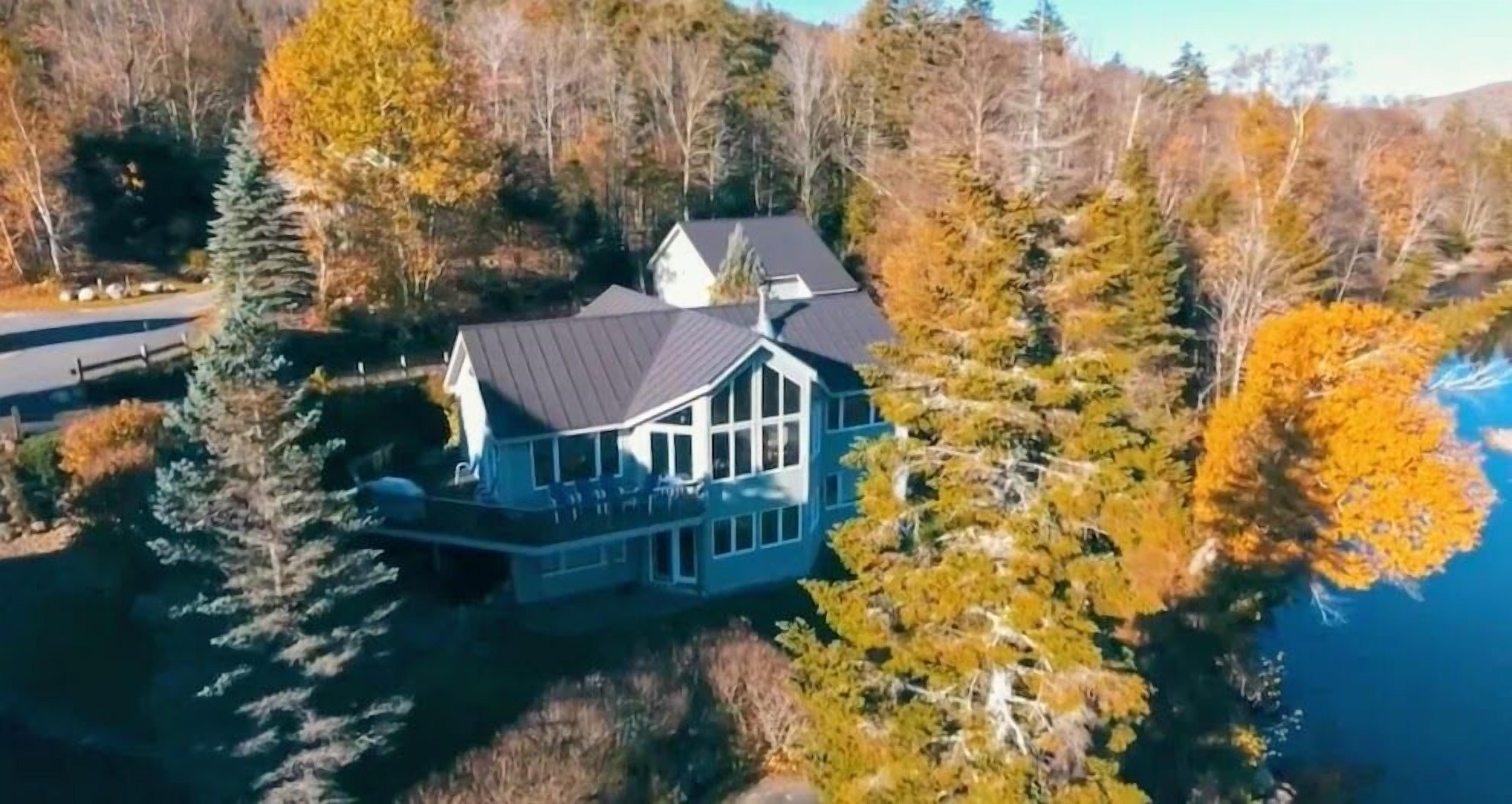 RE90 Private riverfront family retreat in Bretton Woods - slopeside home, AC, fast WiFi, and views