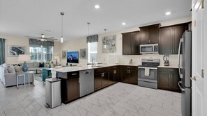 Fridge, microwave, oven, stovetop - Championsgate 8 bedroom, Game room, Pool, Theater (Davenport)