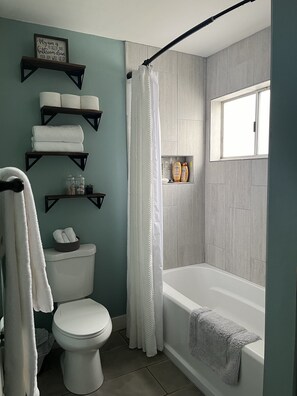 Dusche, Haartrockner, Handtücher, Seife