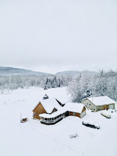 Stellar Heli Lodge with game room/lounge, hot tub, amazing mountain views