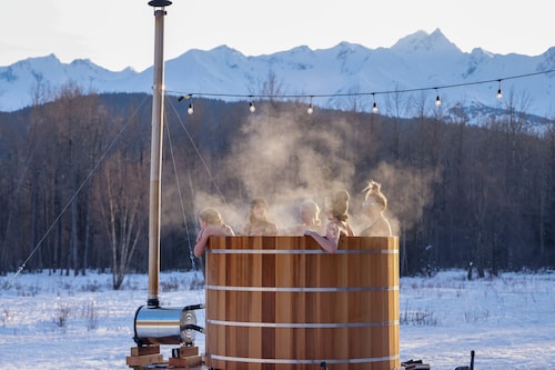 CHILKAT MOUNTAIN LODGE with sauna, hot tub, game room and amazing mountain views