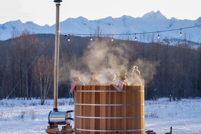 CHILKAT MOUNTAIN LODGE with sauna, hot tub, game room and amazing mountain views