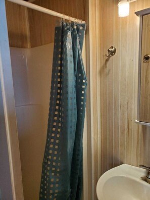 Shower, hair dryer, towels, soap - Charming Treehouse with Lake View and Access (Utica)