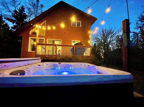 Cozy 4 season cottage with lake view and hot tub and access to private beach.