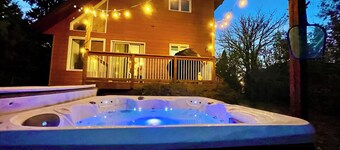 Cozy 4 season cottage with lake view and hot tub and access to private beach.