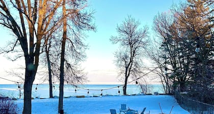 Cozy 4 season cottage with lake view and hot tub and access to private beach.