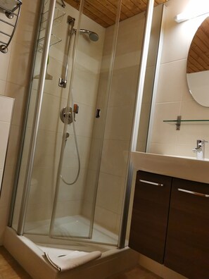 Dusche, Haartrockner, Handtücher