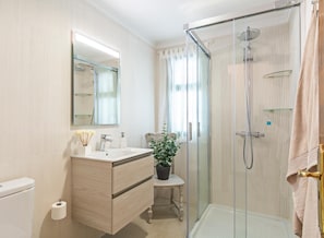 Dusche, Haartrockner, Handtücher