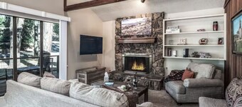 Wildwood Retreat - Spacious, Priv hot tub, Huge yard, Wrap Around Deck