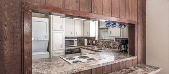 Deer Run - Spacious, Priv hot tub, Huge yard, Wrap Around Deck