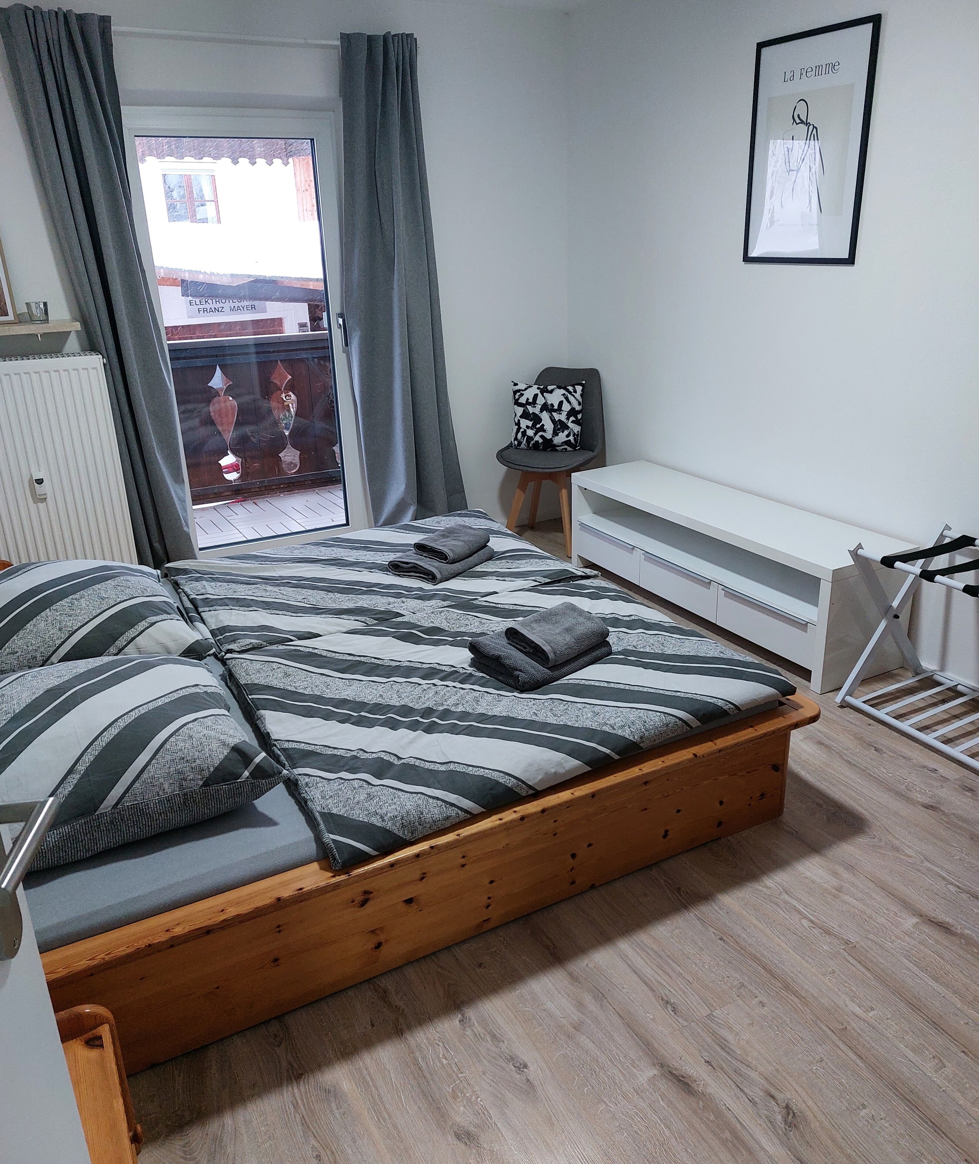 1 bedroom, bed sheets