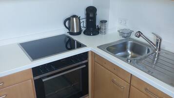 Fridge, oven, stovetop, coffee/tea maker