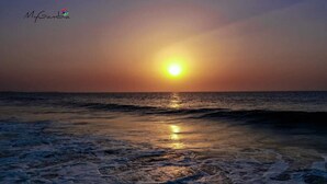 A sunset over the ocean with waves. - Sea-front Suite - Sleeps 3 - Cape Point - Bakau (Bakau)