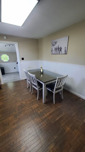 Dining - Cozy home - Newly Remodeled (Byrdstown)