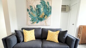 Living area - Cozy Clean Apartment, 20 Minutes to NYC  (Bogota)
