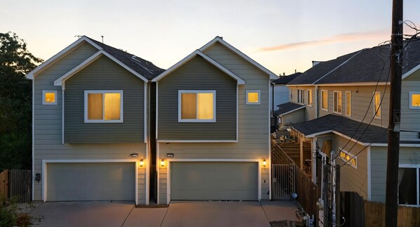 Exterior - 5 mins to Downtown | Tesla Charger | Sleeps 6 (Houston)