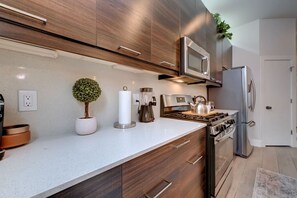 Fridge, microwave, oven, stovetop - 5 mins to Downtown | Tesla Charger | Sleeps 6 (Houston)