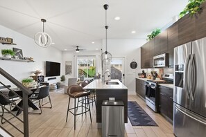 Fridge, microwave, oven, stovetop - 5 mins to Downtown | Tesla Charger | Sleeps 6 (Houston)