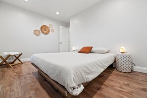 2 bedrooms, desk, iron/ironing board, WiFi - Luxury Gunsmith Villa (Woodbridge)