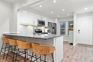 Fridge, microwave, oven, stovetop - Luxury Gunsmith Villa (Woodbridge)