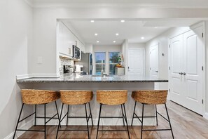 Kylskåp, mikrovågsugn, ugn och spishäll