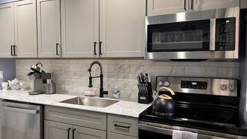 Frigorifero, microonde, forno, piano cottura