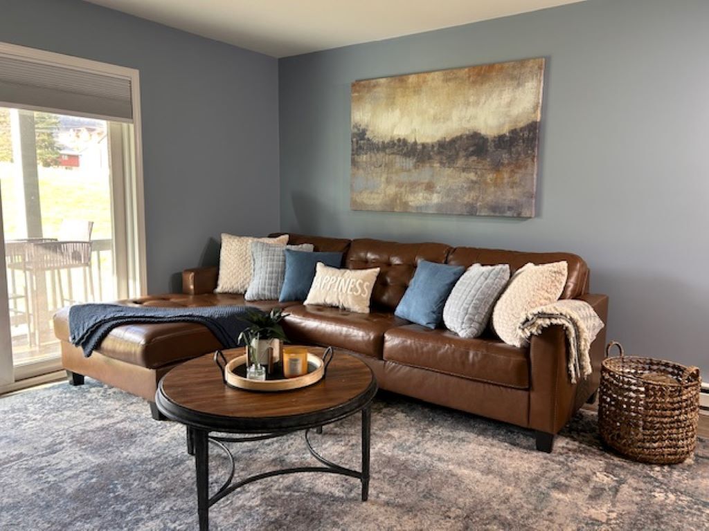 Smart TV, chimenea, libros y estéreo 