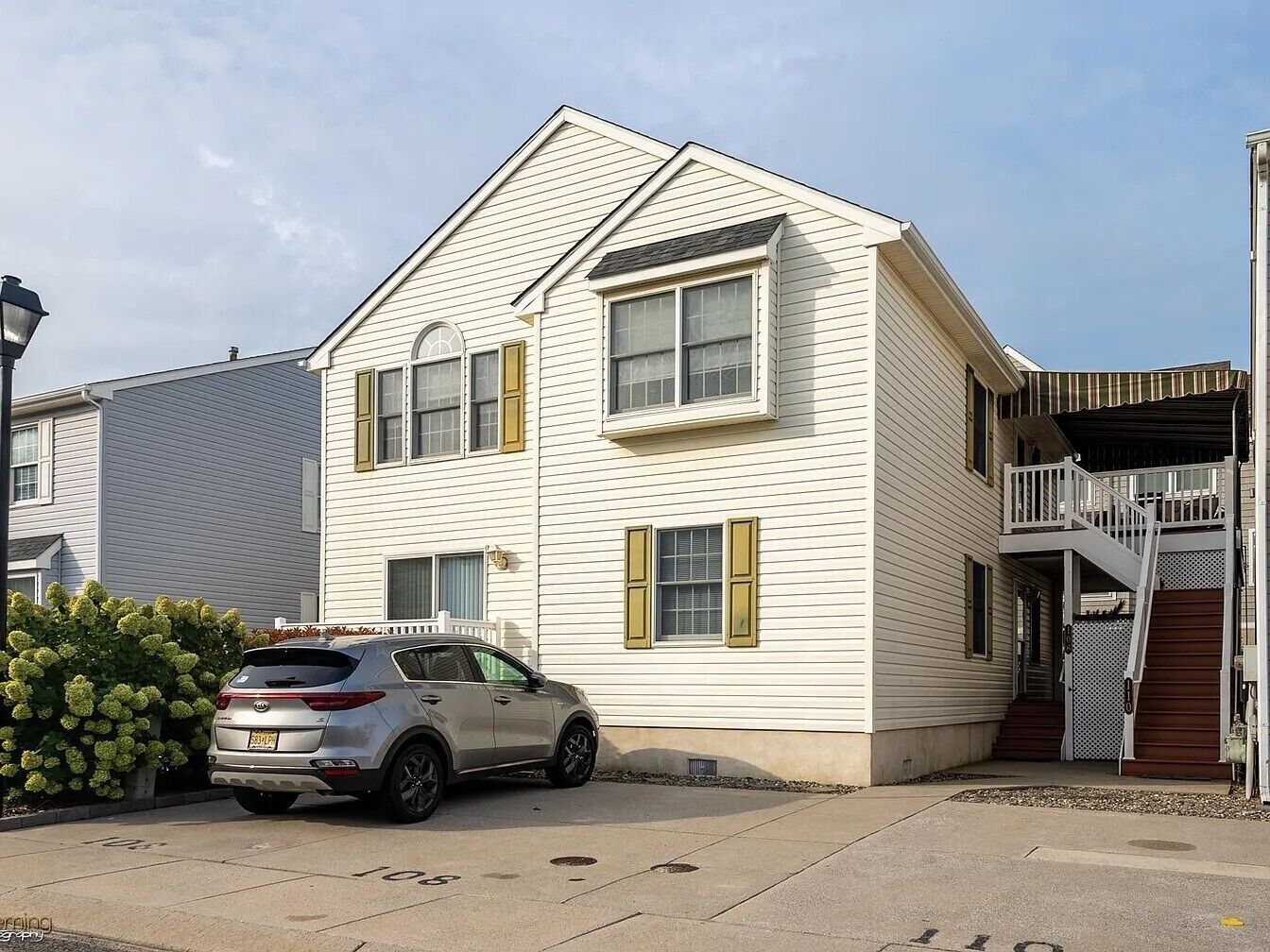 Spacious, updated Diamond Beach condo - pool and 1.5 blocks to the beach!