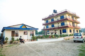 Free self-parking - Hotel Nepal Inn (Sauraha)
