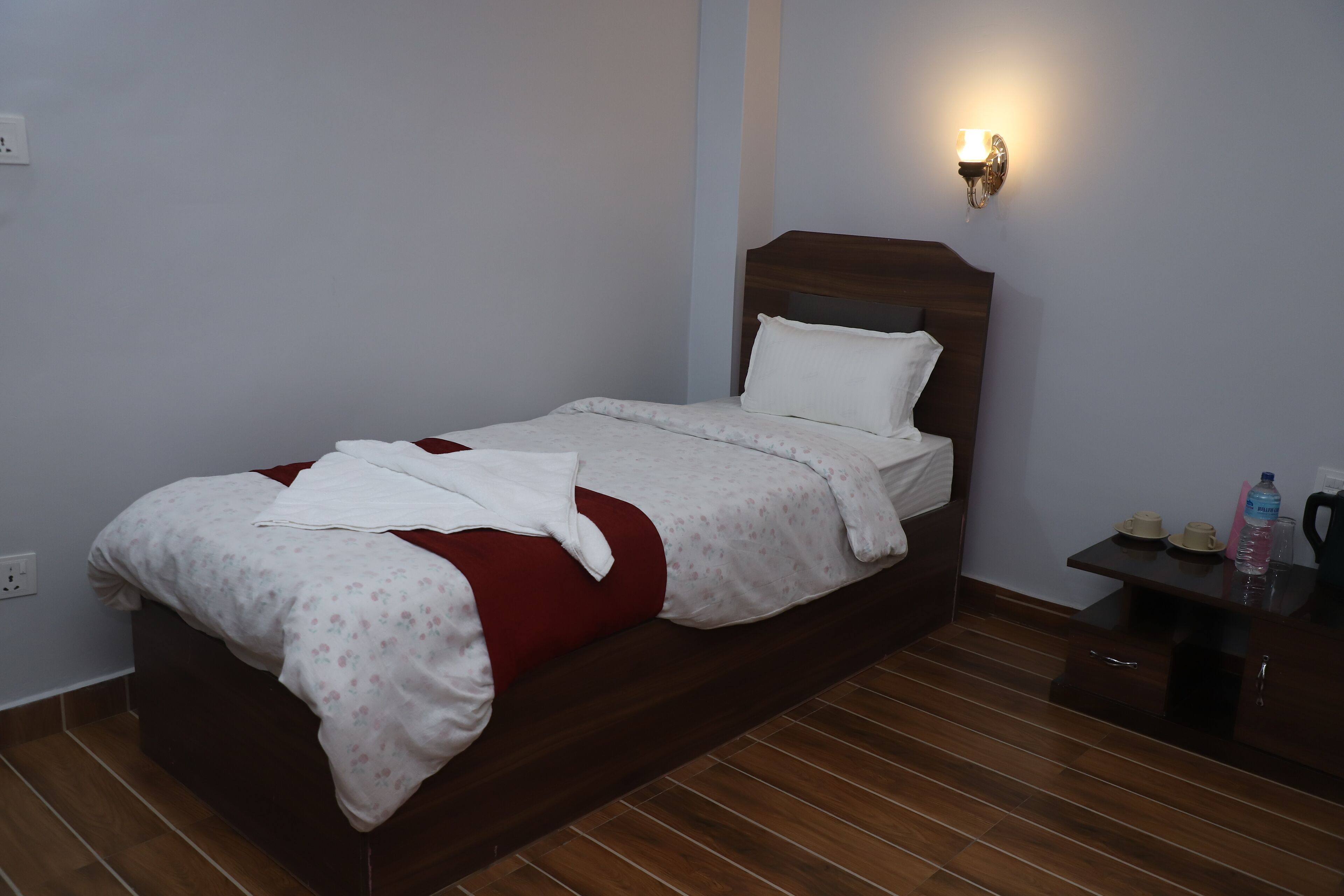 Desk, laptop workspace, soundproofing, free WiFi