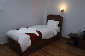 Desk, laptop workspace, soundproofing, free WiFi - Hotel Nepal Inn (Sauraha)