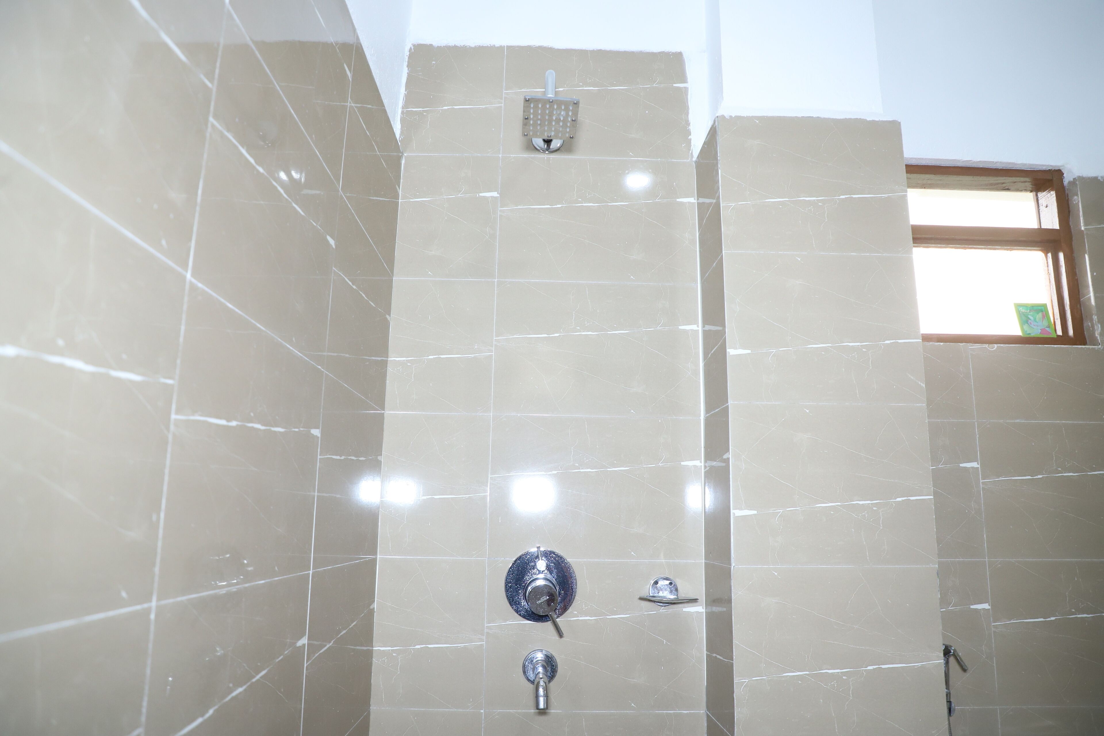 Doccia, soffione a pioggia, set di cortesia gratuito, pantofole