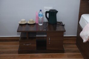 Escritorio y espacio para trabajar con laptop 