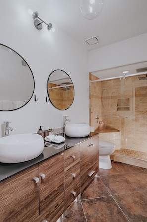 Shower, hair dryer, towels, soap - Million Dollar View - "Vista Verde" 2b/2b Condo (Tucson)