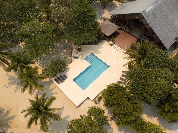 Outdoor pool - Tropical Breeze (Roatan)
