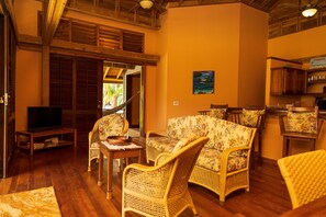 Family House | 3 bedrooms, free WiFi, bed sheets - Tropical Breeze (Roatan)