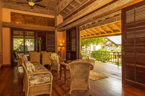 Family House | 3 bedrooms, free WiFi, bed sheets - Tropical Breeze (Roatan)