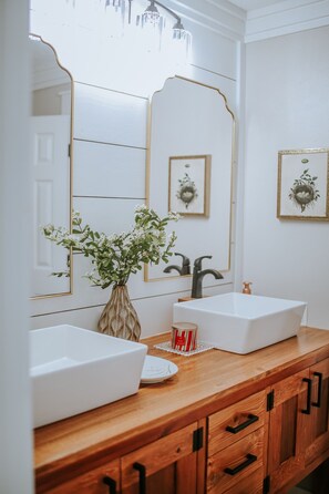 مجففات شعر، مناشف، صابون، شامبو