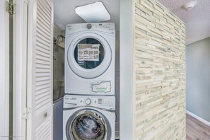Private, new washer/dryer for your convenience! - Ocean Views! Across from Siesta Beach, Heated Pool (Siesta Key)