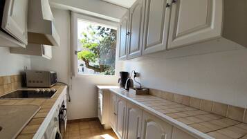 Micro-ondes, four, plaque de cuisson, cafetiĂšre/bouilloire